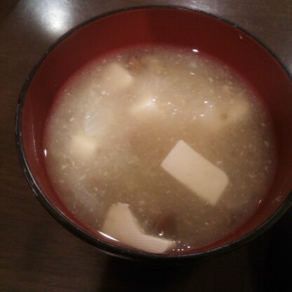 なめこがあんまり見えませんが…豆腐も入っています。たまになめこの味噌汁食べたくなります！たまねぎとあいますね～